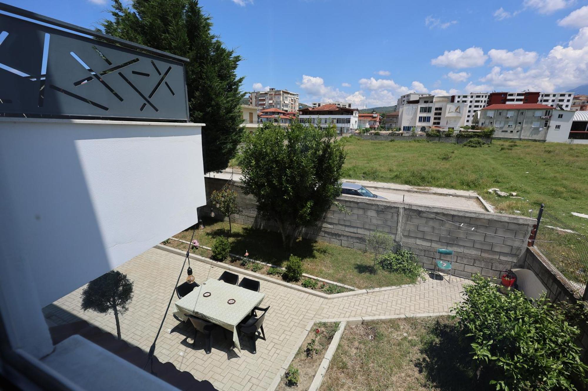 Baza Hostel - Swimming Pool ベラト エクステリア 写真