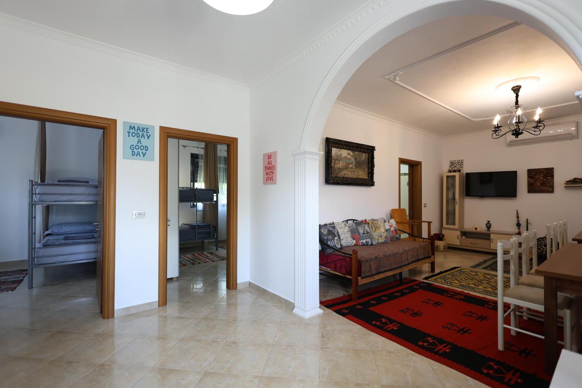 Baza Hostel - Swimming Pool ベラト エクステリア 写真