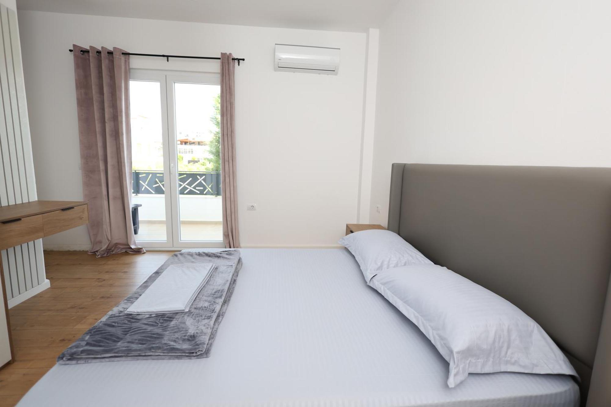 Baza Hostel - Swimming Pool ベラト エクステリア 写真