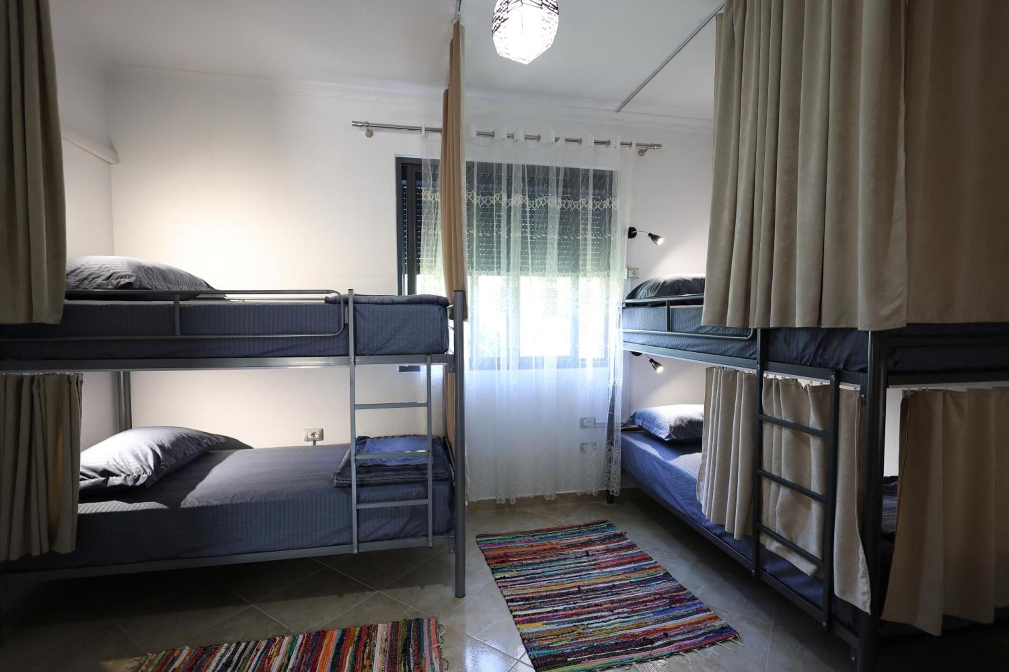 Baza Hostel - Swimming Pool ベラト エクステリア 写真