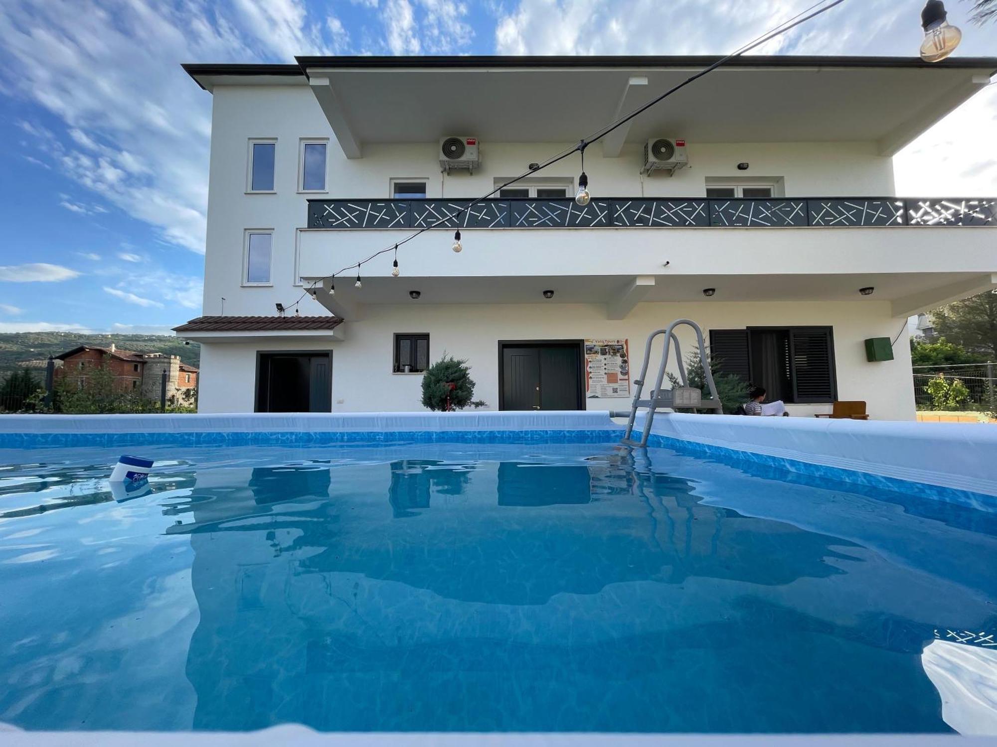 Baza Hostel - Swimming Pool ベラト エクステリア 写真