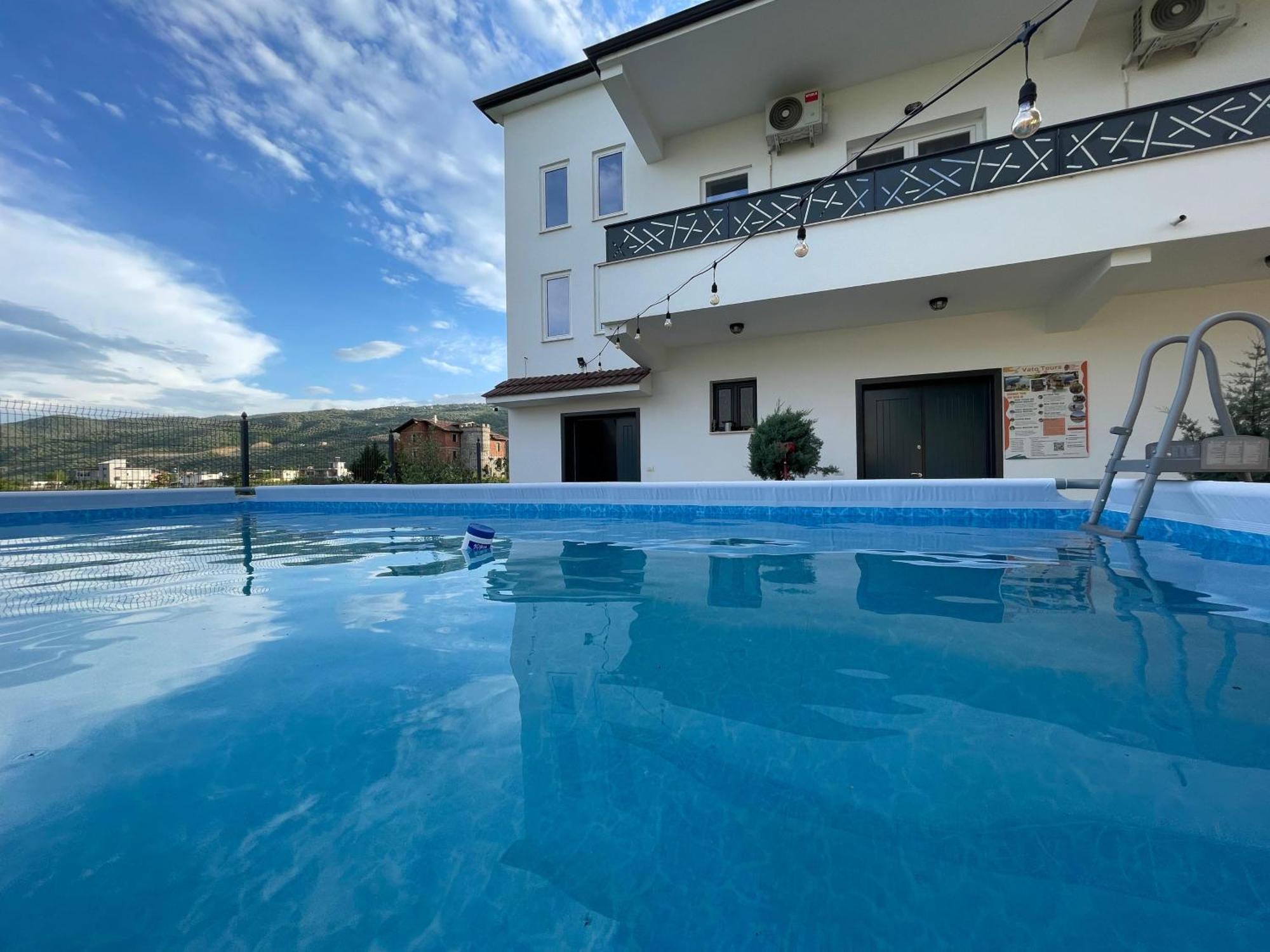Baza Hostel - Swimming Pool ベラト エクステリア 写真