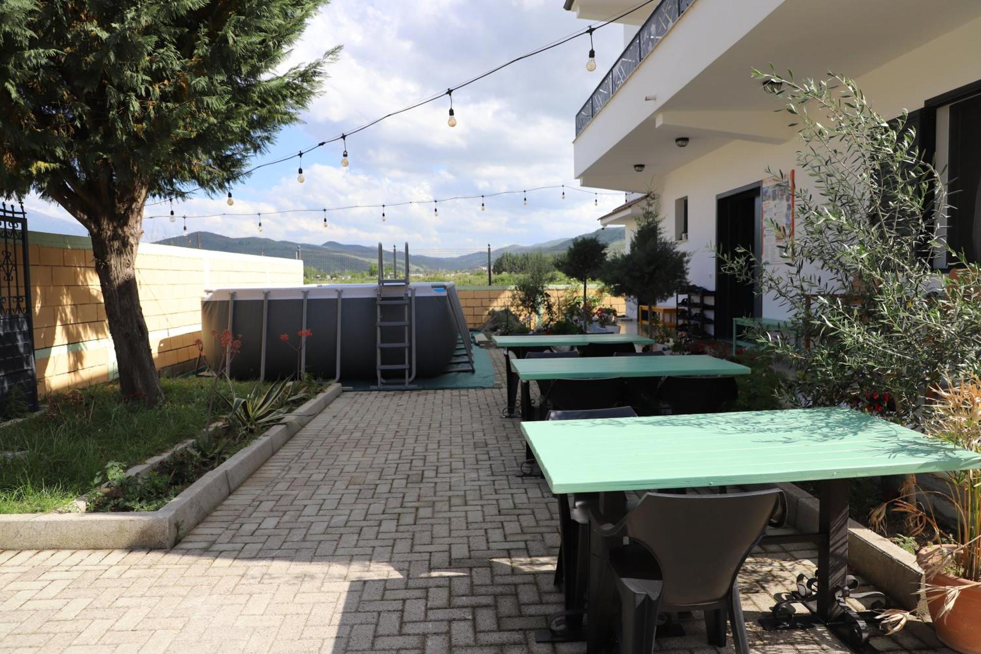 Baza Hostel - Swimming Pool ベラト エクステリア 写真